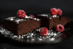 正在制作的树莓巧克力蛋糕图片第张