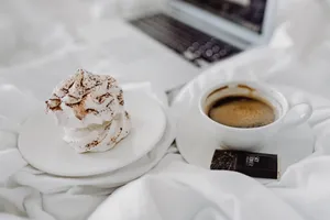 摆放在床上的咖啡和甜品图片第张