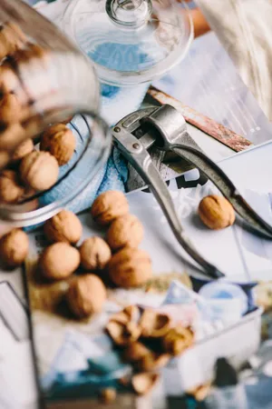 装满核桃的玻璃罐图片第张