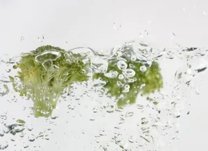 落入水中的西兰花图片第张