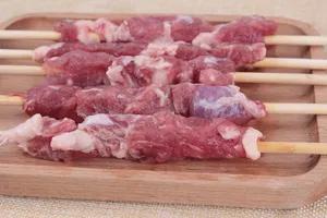 用竹签穿好的新鲜羊肉串图片第张