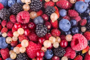 新鲜的草莓蓝莓桑葚图片第张