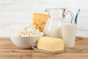 新鲜的牛奶与户外景色图片第张