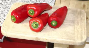 案板上的红色辣椒图片第张