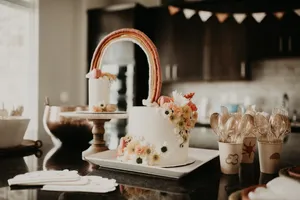 白色奶油裱花蛋糕图片_1