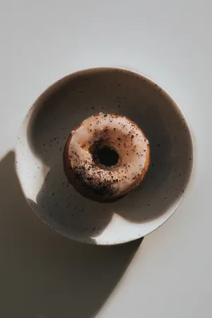淋面巧克力甜甜圈图片_1