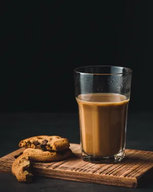 咖啡配小饼干的图片