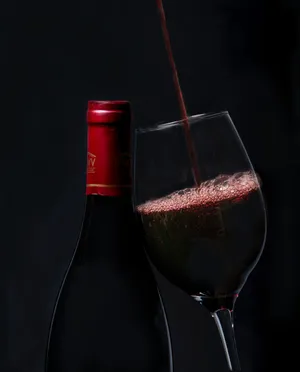 倾斜式倒红酒图片