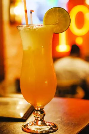 一杯黄色鸡尾酒图片_1