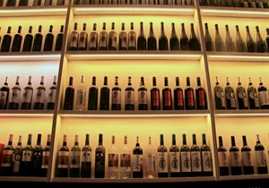 整齐排放的葡萄酒图片_1