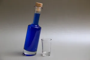 一瓶蓝色鸡尾酒图片_1