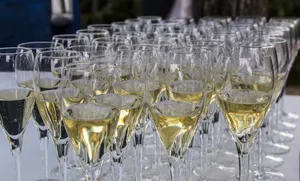 高脚杯香槟酒图片_1