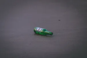 地上空啤酒瓶图片_1
