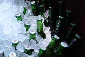 冰镇啤酒摄影图_1