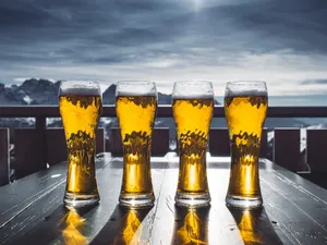 四杯啤酒图片_1