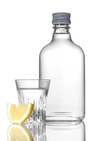 柠檬酒杯与伏特加酒图片_1
