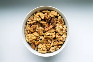 一碗剥开的核桃图片