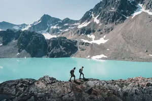 徒步翻山越岭的图片