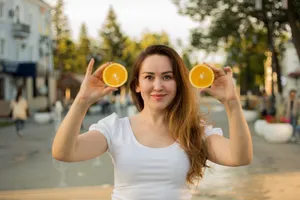 手持橙子的欧洲美女图片第1张