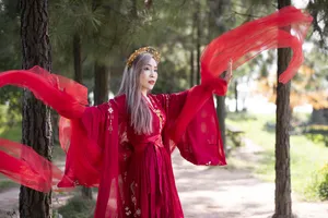 古典红衣美女图片_1