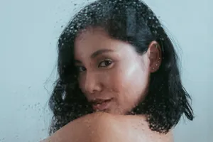 隔着玻璃的美女头像图片