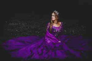 紫色公主裙婚纱美女图片