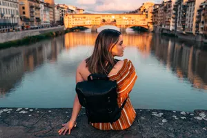 城市旅行美女图片