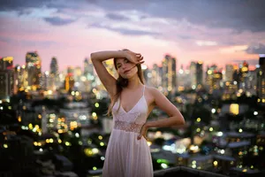 性感吊带美女模特图片