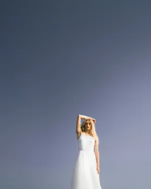 白色连衣裙美女写真图片