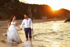 海边黄昏夕阳情侣婚纱照