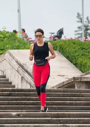 美女休闲跑步运动图片