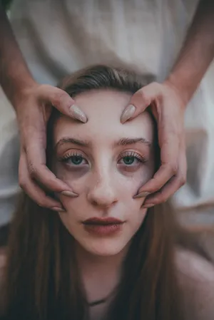 面容憔悴的美女图片_1