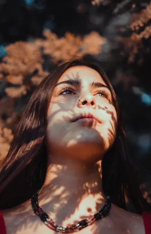 阳光照在美女脸上的图片_1