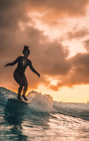 黑人美女海浪冲浪图片