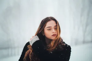 雪中美女图片