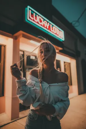午夜美女模特图片