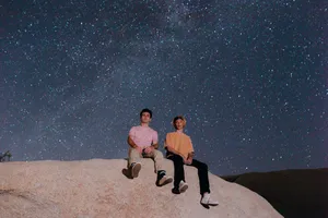 看星星的两个帅哥图片第1张
