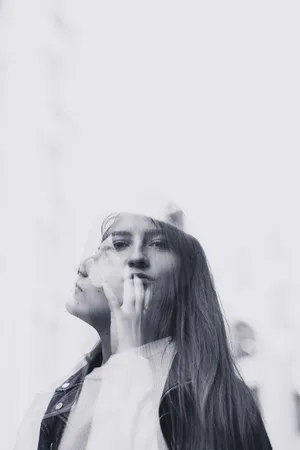 灰色调人像艺术摄影图片第1张