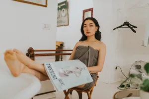 浴袍美女艺术写真图片