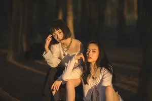 日本美女闺蜜写真图片