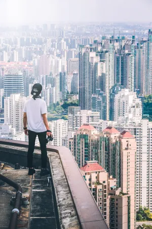 高楼天台帅哥背影图片