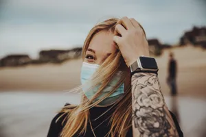 美女戴口罩图片_1