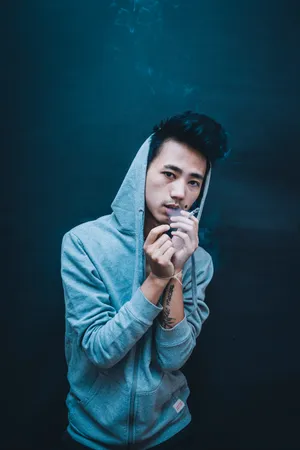 抽烟的亚洲帅哥图片_1