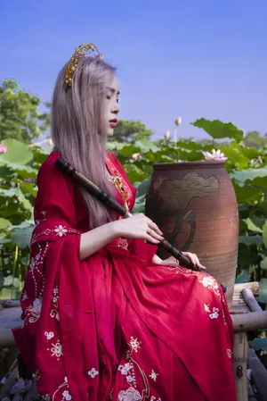 红衣古风美女写真图片第1张