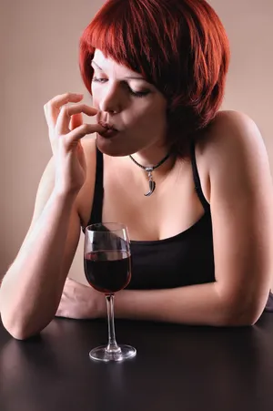 女人独自喝酒伤感图片第1张