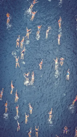 在海里游泳的人图片_1