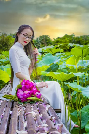 荷塘美女写真图片第1张