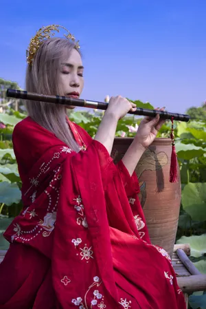 红衣吹箫古风美女图片_1