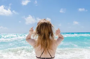 海边美女比基尼背影图片_1