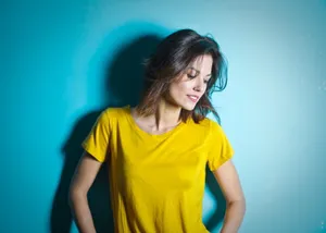 黄色T恤美女图片